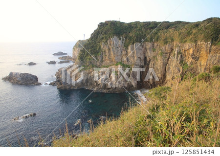足摺岬、天狗の鼻展望台より足摺岬灯台を望む/日本の灯台50選/足摺宇和国立公園 足摺岬、天狗の鼻展望台より足摺岬灯台を望む/日本の灯台50選/足摺宇和国立公園 125851434