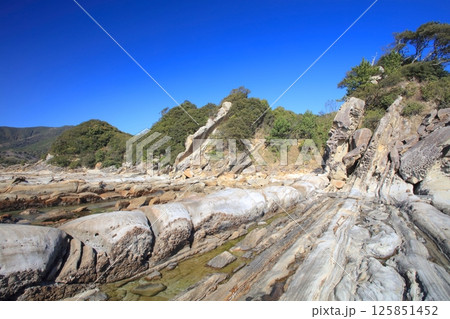 足摺岬近くにある竜串海岸（たつくしかいがん）の地層群/日本の地質百選/日本初の海中公園 125851452