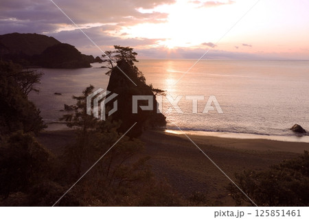 日和佐、大浜海岸の初日の出/アカウミガメの産卵場所/日本の渚百選/室戸阿南海岸国定公園 125851461