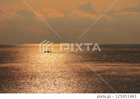 日和佐、大浜海岸より見る朝陽に金色に耀くさざ波と漁の舟/アカウミガメの産卵場所/日本の渚百選 日和佐、大浜海岸より見る朝陽に金色に耀くさざ波と漁の舟/アカウミガメの産卵場所/日本の渚百選 125851463