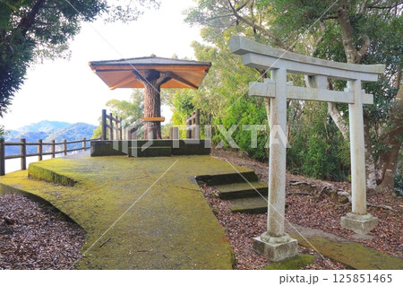 日和佐、大浜海岸の奇勝「えびす洞」山上にある展望台、恵比寿洞神社（夫婦和合の神） 125851465
