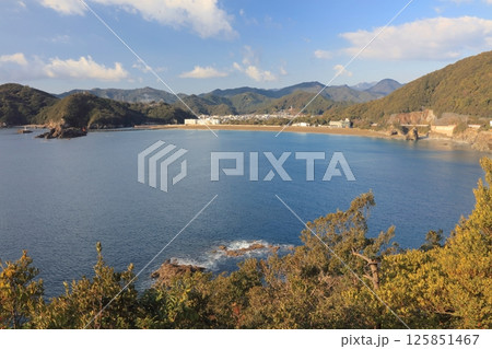 日和佐、大浜海岸の奇勝「えびす洞」山上にある展望台より日和佐の町並みと大浜海岸を眺望 125851467