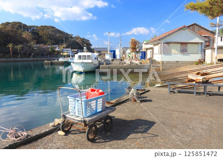 「重要伝統的建造物群保存地区」出羽島（てばじま）行き連絡船「大生丸」乗り場の出羽島漁港 125851472
