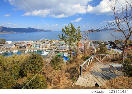出羽島（てばじま）「重要伝統的建造物群保存地区」にあるウッドデッキの展望台より漁村集落、遠景に津島や 125851484