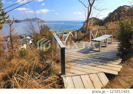 出羽島（てばじま）「重要伝統的建造物群保存地区」にあるウッドデッキの展望台より漁村集落、遠景に津島や 125851485