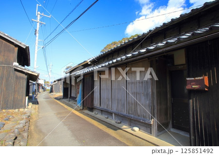 出羽島（てばじま）「重要伝統的建造物群保存地区」の手押し車が特徴的なレトロな漁村集落 125851492