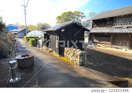 出羽島（てばじま）「重要伝統的建造物群保存地区」の手押し車が特徴的なレトロな漁村集落 125851494