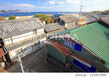 出羽島（てばじま）「重要伝統的建造物群保存地区」の手押し車が特徴的なレトロな漁村集落と出羽島漁港 125851498