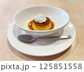 生クリームが乗ったデザートプリン 125851558
