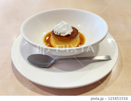 生クリームが乗ったデザートプリン 生クリームが乗ったデザートプリン 125851558