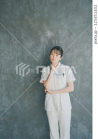 訝しむ若手看護師 125851832