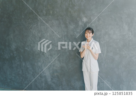 若い看護師　なるほど 125851835