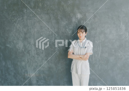 怒る若い看護師 怒る若い看護師 125851836