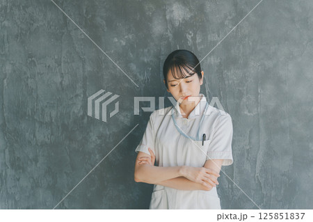 腑に落ちない若い看護師 125851837