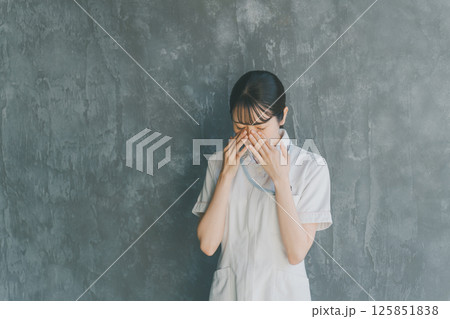 泣く看護師 125851838