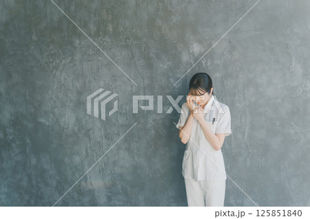 泣く看護師 泣く看護師 125851840