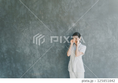 泣く看護師 泣く看護師 125851842