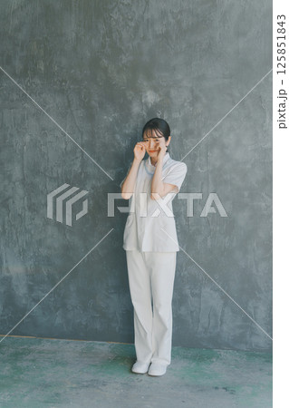 泣く看護師 125851843