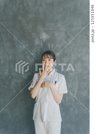 驚く若い看護師 125851846