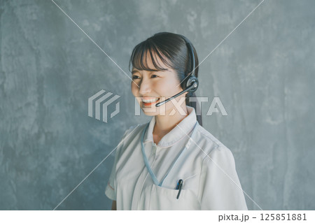ヘッドセットをつけた看護師 125851881