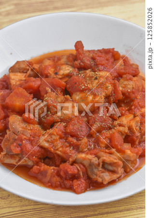 鶏モモ肉のトマト煮込み 125852026