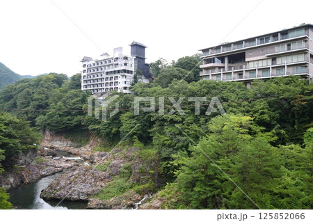 鬼怒川温泉 渓谷と川岸に並ぶホテル群 鬼怒川温泉 渓谷と川岸に並ぶホテル群 125852066