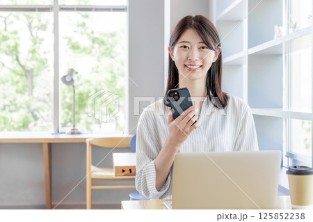 若い女性　カフェ　スマホ　コワーキング　シェアオフィス 125852238