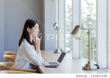 若い女性　カフェ　スマホ　コワーキング　シェアオフィス 125852240