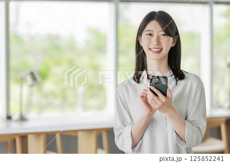 スマホを持つ若い女性 125852241