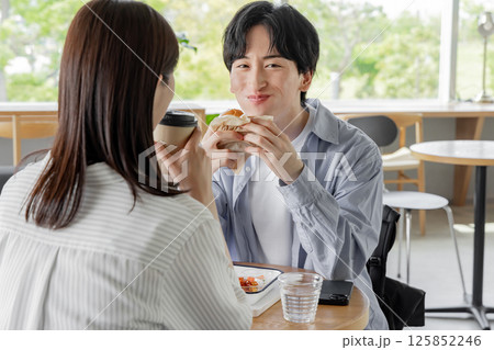 カフェでデートをするカップル 125852246