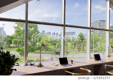 　無人のモダンなインテリア　オフィス　ロビー　ラウンジ 125852257