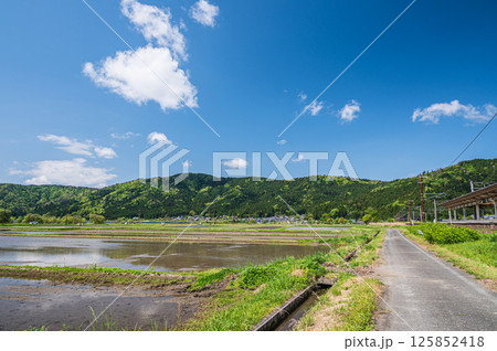 湖北地方の田園風景　滋賀県長浜市余呉町 125852418
