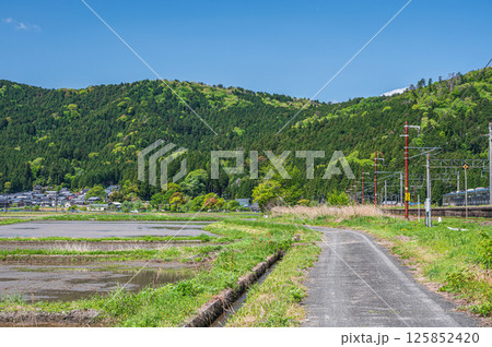 湖北地方の田園風景　滋賀県長浜市余呉町 125852420