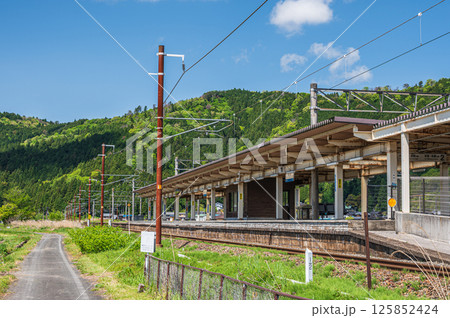 北陸本線余呉駅と新緑の山　滋賀県長浜市余呉町 125852424