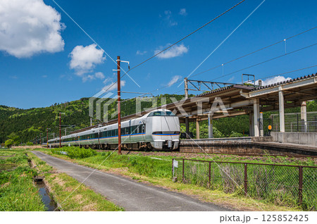 北陸本線余呉駅通過の特急列車 滋賀県長浜市余呉町 北陸本線余呉駅通過の特急列車 滋賀県長浜市余呉町 125852425