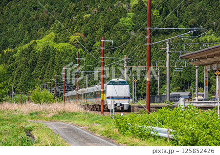 北陸本線余呉駅通過の特急列車　滋賀県長浜市余呉町 125852426