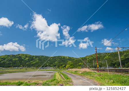 北陸本線余呉駅と湖北地方の田園風景 滋賀県長浜市余呉町 北陸本線余呉駅と湖北地方の田園風景 滋賀県長浜市余呉町 125852427