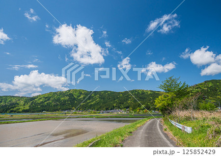 湖北地方の田園風景 滋賀県長浜市余呉町 湖北地方の田園風景 滋賀県長浜市余呉町 125852429