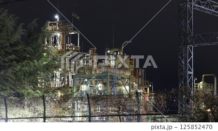 モメンティブ・パフォーマンス・マテリアルズ・ジャパン太田事業所の工場夜景 125852470