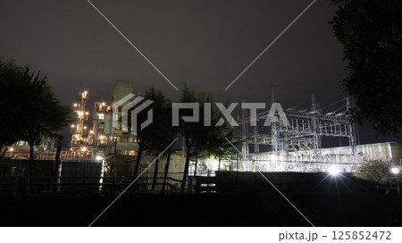 モメンティブ・パフォーマンス・マテリアルズ・ジャパン太田事業所の工場夜景 125852472