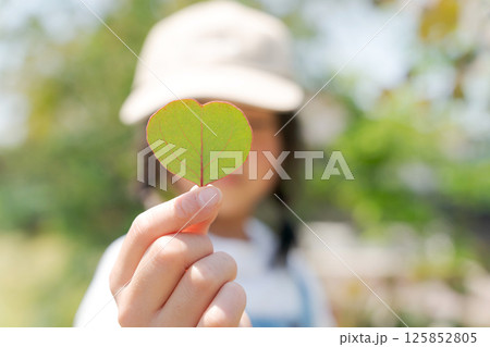 ハートの葉っぱを摘む子供 125852805