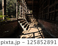 陽の光が入る木造の廃墟 125852891