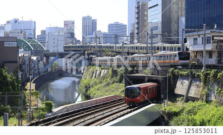 東京・御茶ノ水の聖橋の下で見た画面奥からJR総武線、JR中央線、東京メトロ丸ノ内線の3路線立体交差 125853011