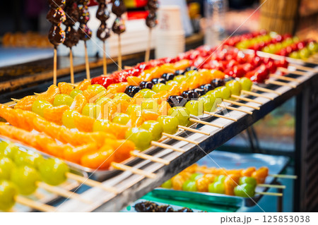 ソウル　明洞の屋台スイーツ　タンフル（フルーツ飴） 125853038