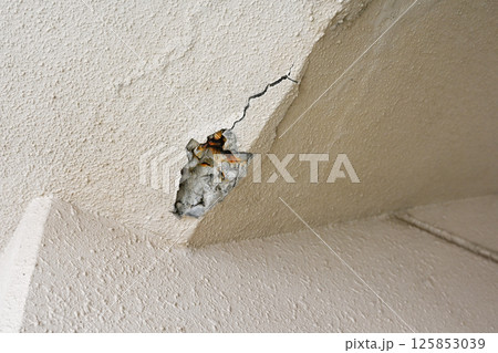 劣化した鉄筋コンクリート 劣化した鉄筋コンクリート 125853039