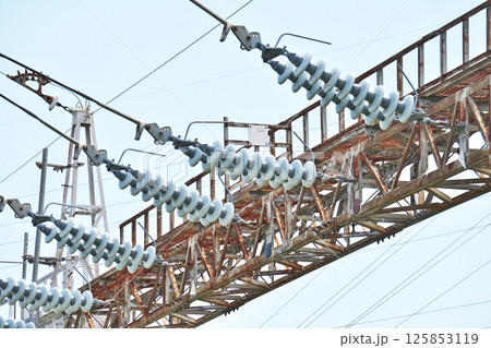 変電所設備の碍子と端子部分 変電所設備の碍子と端子部分 125853119
