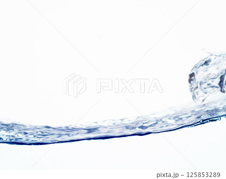 水　流れ　揺れ　水面　波 125853289