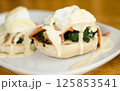 朝食のサーモンベネディクト 125853541