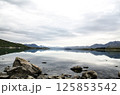 曇りの日の湖 125853542