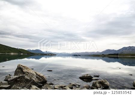 曇りの日の湖 曇りの日の湖 125853542